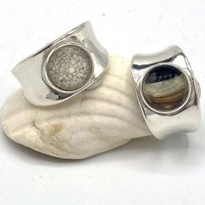 2-zilveren-ringen met as en haar