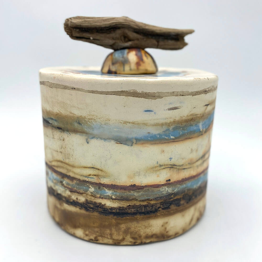 keramieke urn met natuurlijke kleuren en strandhout afgewerkt