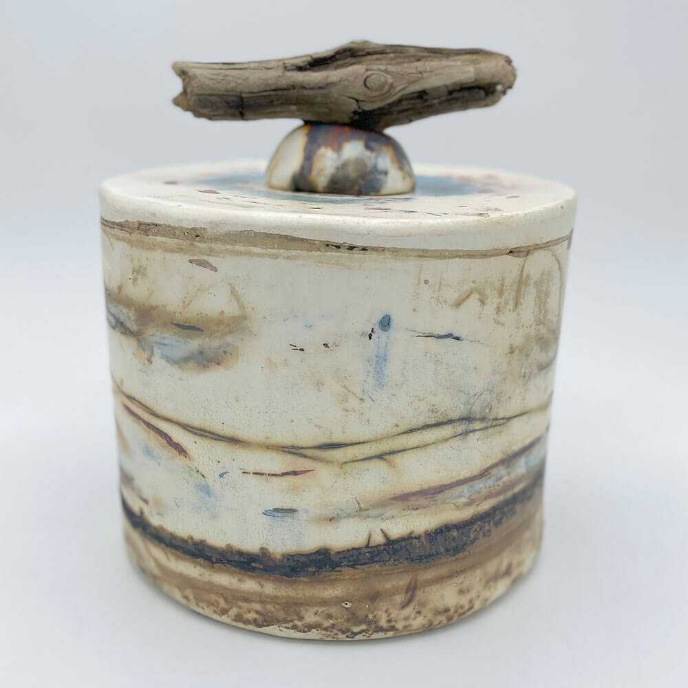 keramieke urn met natuurlijke kleuren en strandhout afgewerkt