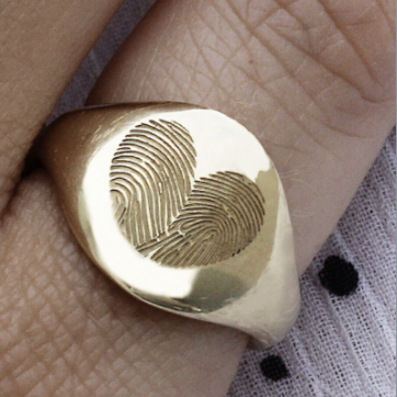 gouden ring met vingerafdruk