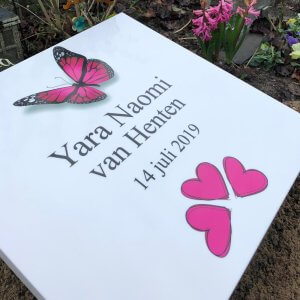 gedenksteen voor kind van Vorian met vlinder en hartjes