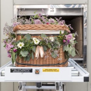 rieten kist bij crematie-oven