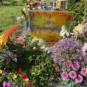 urn-monument-begraafplaats-kleurrijk met glas