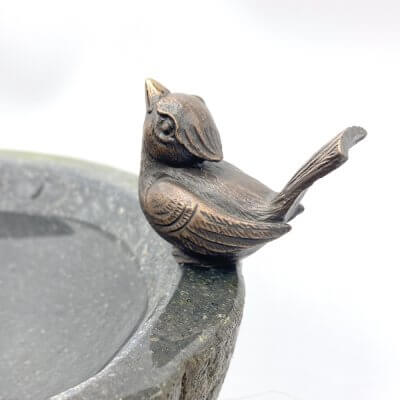 urn met waterbadje en klein bronzen vogeltje