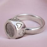zilveren as ring met vingerafdruk